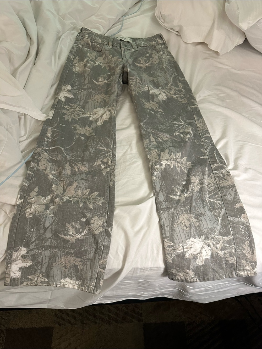 Gray Floral Wide-Leg yWomenβs jeans